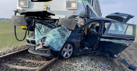 Tragiczny wypadek na przejeździe kolejowym w Ogorzelicach. Szynobus zderzył się z samochodem!
