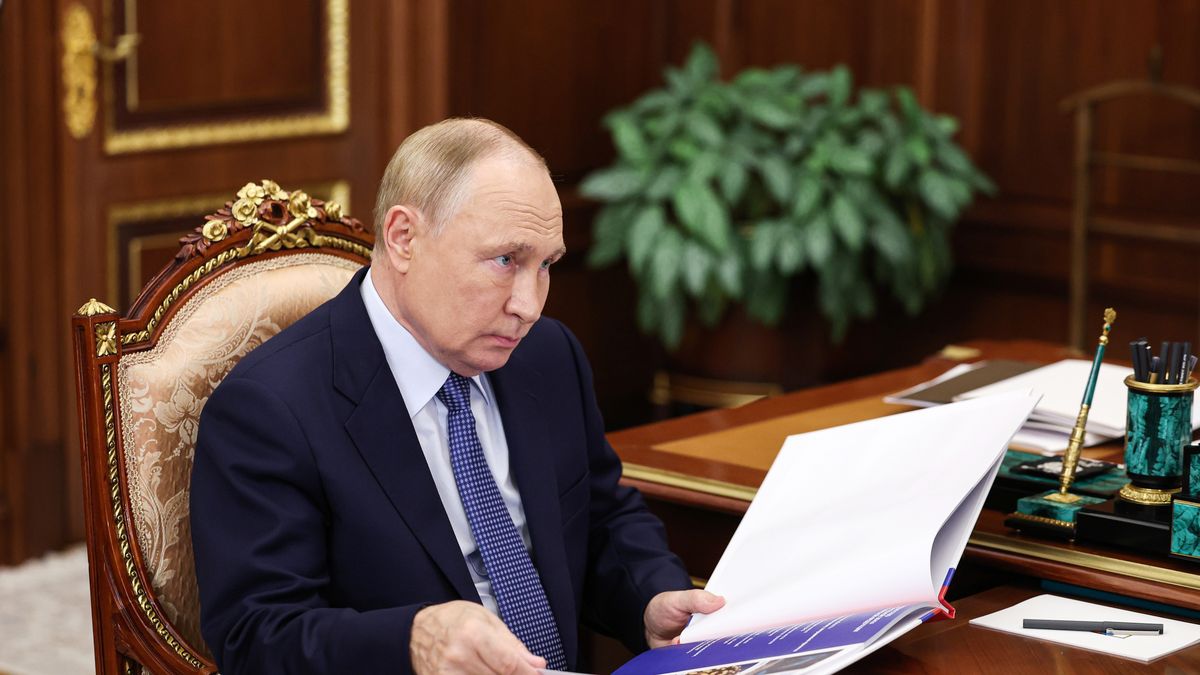 Russian President Vladimir Putin meets with Governor of Arkhangelsk Region Alexander Tsybulsky at the Kremlin in Moscow, Russia, 26 November 2024. EPA/VYACHESLAV PROKOFIEV / SPUTNIK / KREMLIN POOL Dostawca: PAP/EPA.