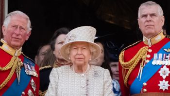 Były książę Andrzej był ulubieńcem królowej Elżbiety II. W dorosłym życiu SPISKOWAŁ przeciwko Karolowi