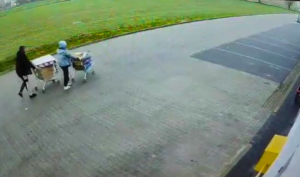 Raciąż: Włamanie do supermarketu. Skradzione napoje wieźli wózkami przez miasto