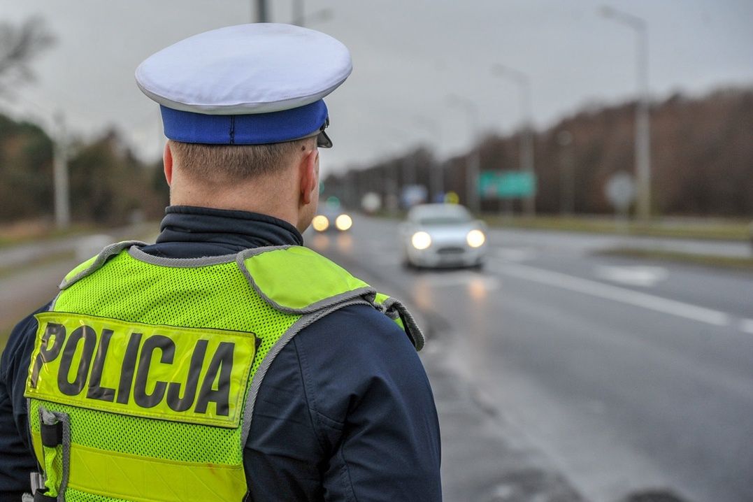 Policja nadzoruje ruch drogowy