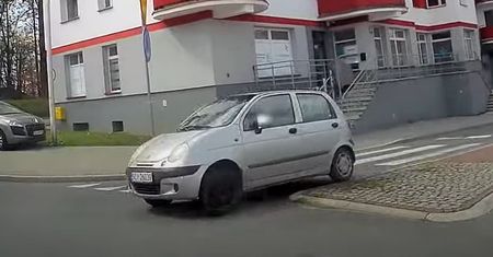 Rajd seniora przez środek ronda. Wszystko się nagrało