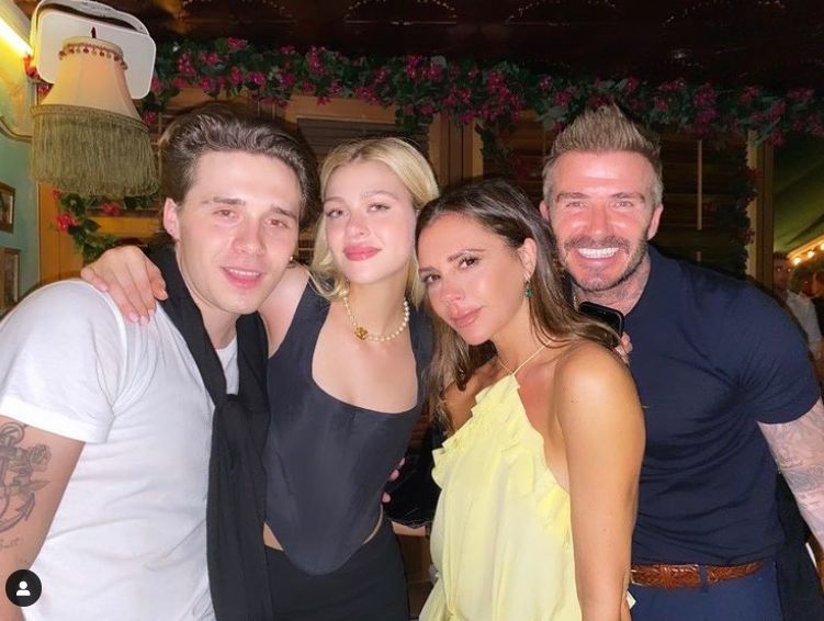 Brooklyn Beckham, Nicola Peltz i Victoria Beckham z Davidem Beckhamem