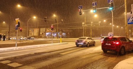 Ostrzeżenie meteorologiczne. Nad region nadciąga śnieżyca. Może spaść nawet 12 centymetrów śniegu