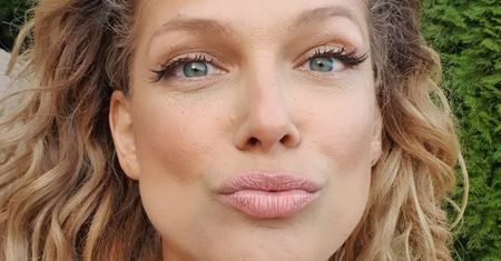Joanna Liszowska pręży się przy balustradzie i "WYGLĄDA JAK JENNIFER LOPEZ" w nowej fryzurze (FOTO)