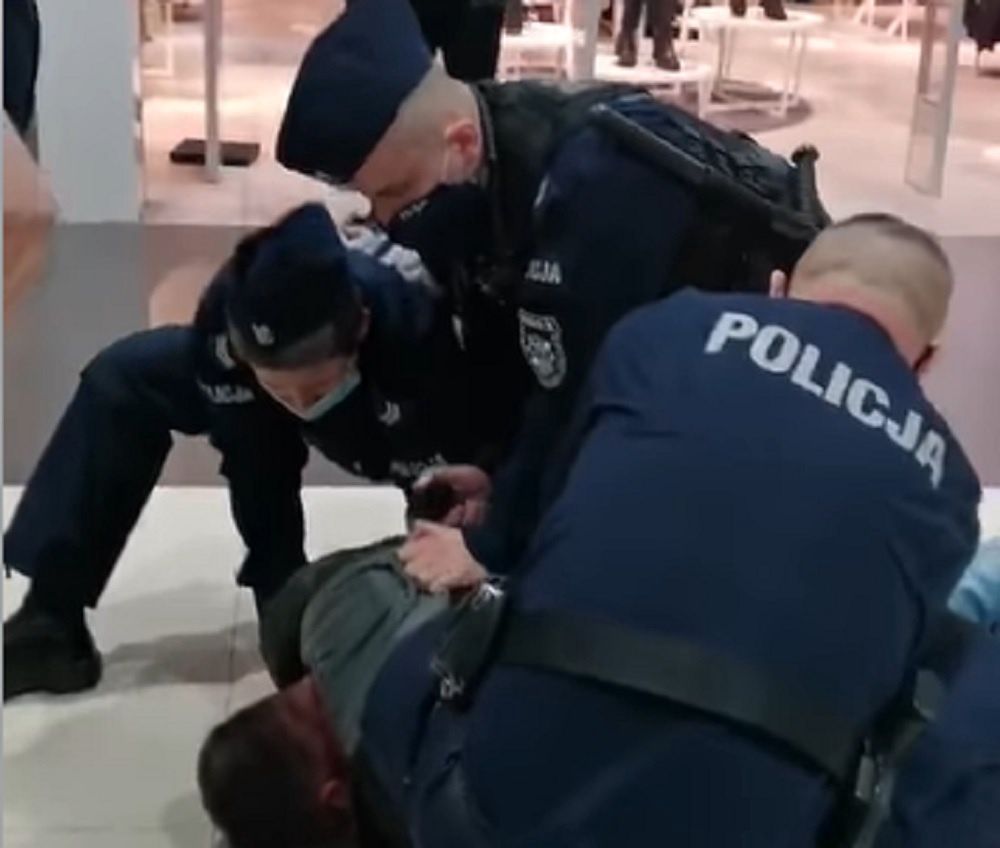 Mężczyzna odmawiał wylegitymowania się. Policja użyła siły