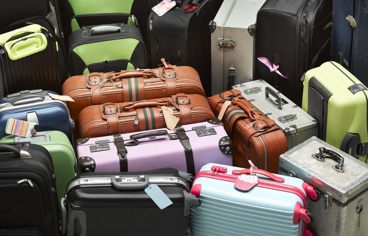 Colorful ribbons on luggage may cause travel delays, expert warns