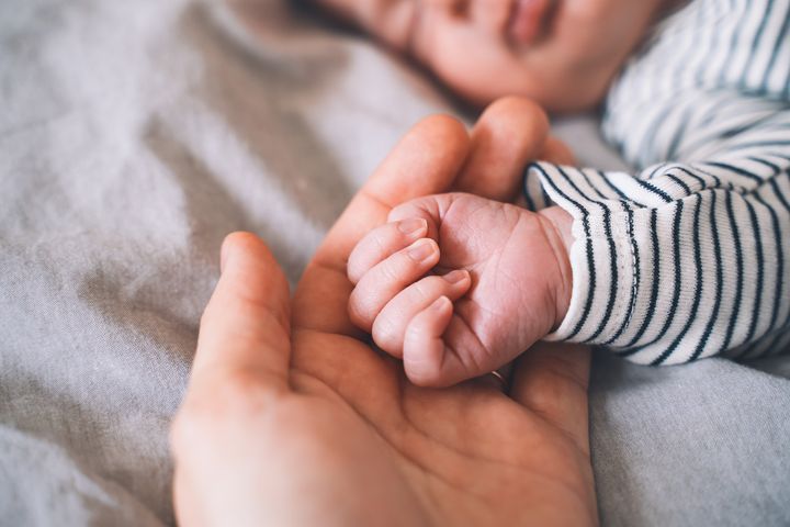 Rozwój niemowlaka to fascynujący proces. W piątym miesiącu życia niemowlę rozpoznaje swoje imię i odwraca się w stronę słyszanych dźwięków