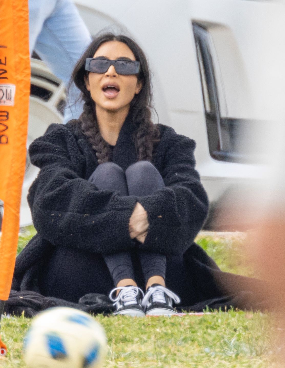 "Rozczochrana" i zaspana Kim Kardashian pilnuje dzieci na meczu piłki nożnej 