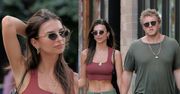 Emily Ratajkowski eksponuje OGOLONĄ PACHĘ na spacerze z mężem i psem (FOTO)