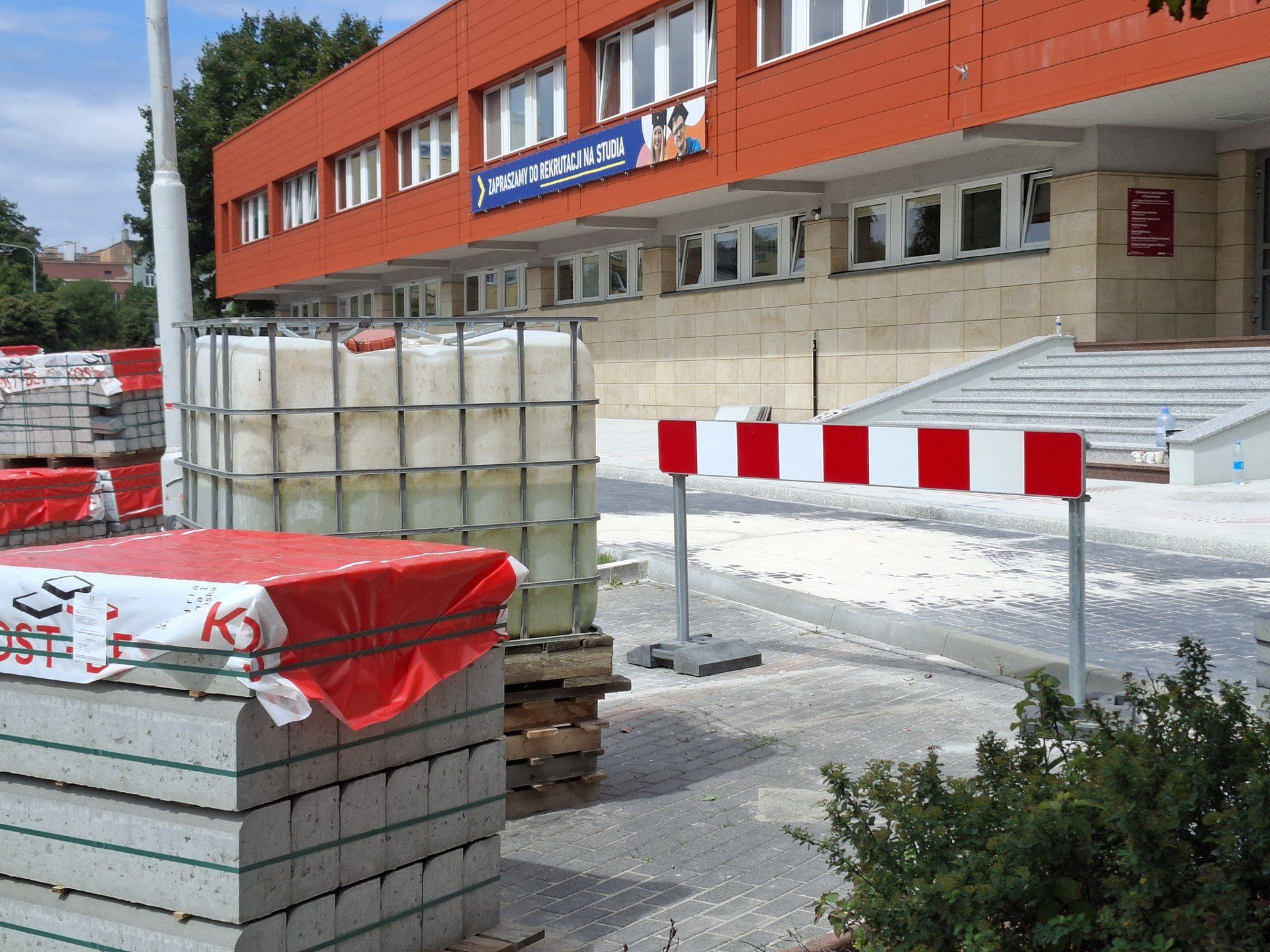 Remont otoczenia uniwersytetu w Częstochowie dobiega końca