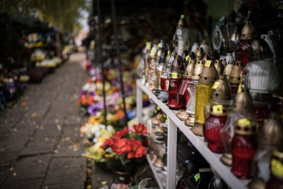 Tyle chcą za znicze w sieciówkach. Znamy ceny