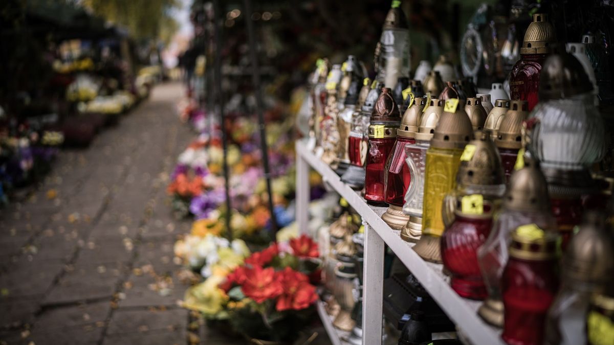 Ceny za znicze i kwiaty. Zdjęcie ilustracyjne. 