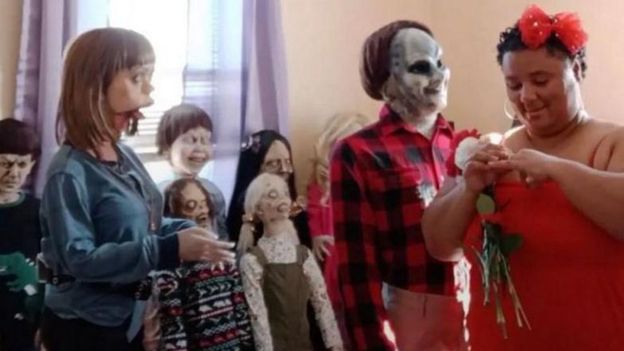 24-latka wyszła za mąż za LALKĘ! Nietypowa para doczekała się dziesięciorga "dzieci" zombie...