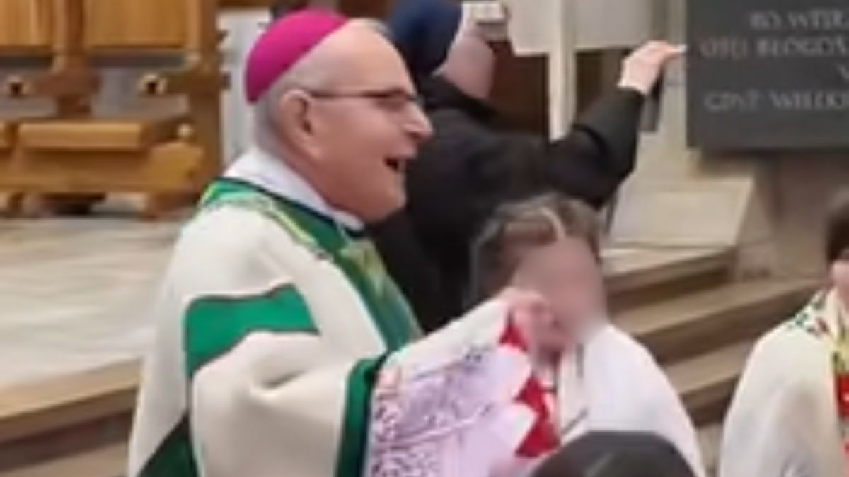 Biskup Antoni Długosz śpiewał razem z dziećmi w kościele.