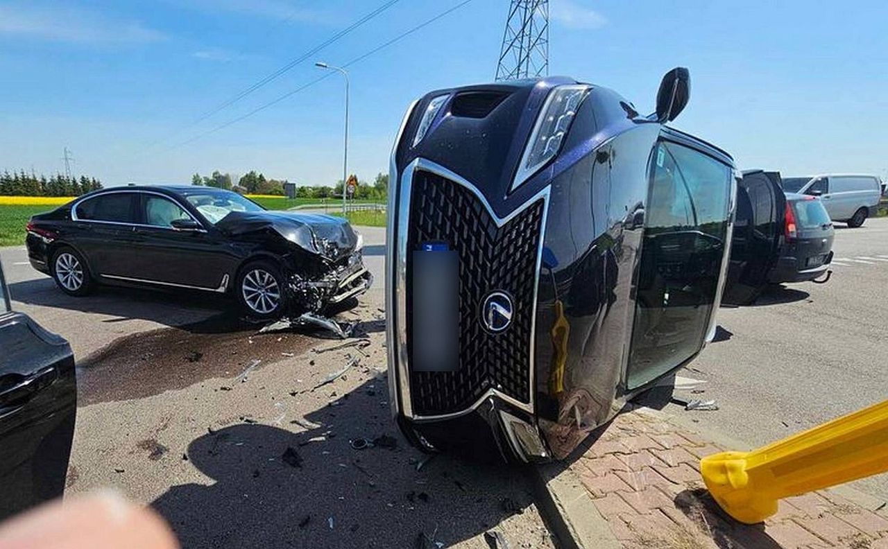 Samochód wylądował na boku. Wymusiła pierwszeństwo na BMW