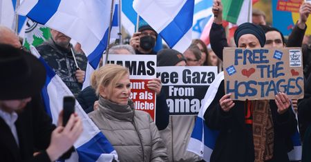 Zamieszki w Berlinie. Butelki i kamienie w kierunku służb