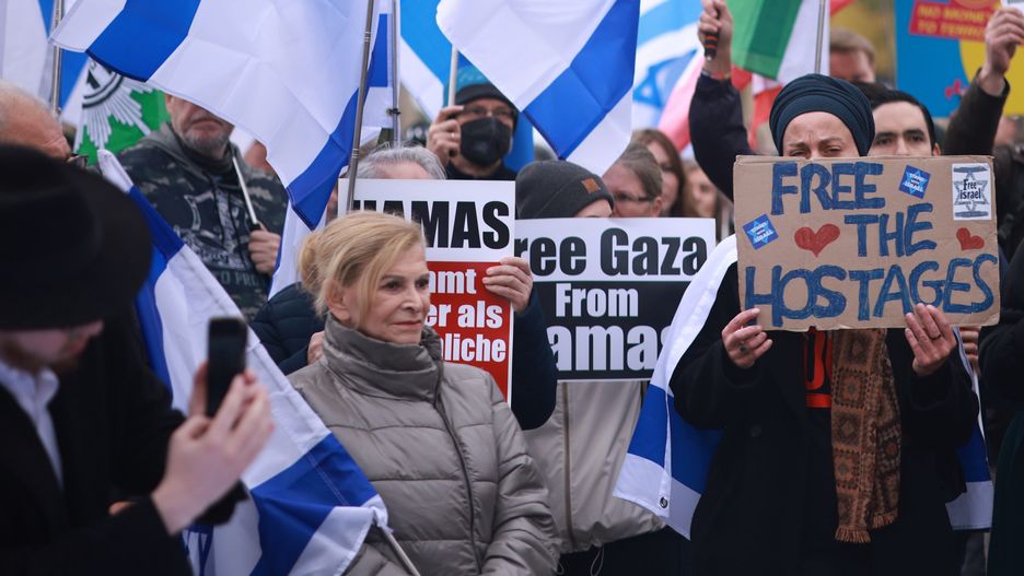 Participants attend a rally in front of the Brandenburg Gate to call for the release of the Israeli hostages held in Gaza, in Berlin, Germany, 06 October 2024. According to a statement by the Israeli Government Press Office, 97 Israeli hostages remain in captivity in the Gaza Strip, including bodies of 33 confirmed dead. Upcoming 07 October 2024 marks one year since the Palestinian militant group Hamas launched a surprise attack on Israel, killing 1,200, and one year since Israel began its war on Gaza, killing more than 41,000 and destroying the Palestinian enclave. EPA/CLEMENS BILAN Dostawca: PAP/EPA.