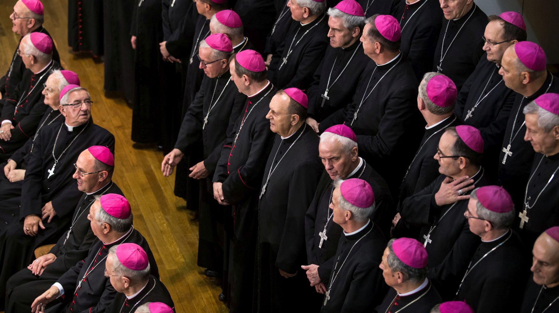 Biskupi niosą krzyż z ofiarami. Ale to nie oni są do niego przybici [Opinia]
