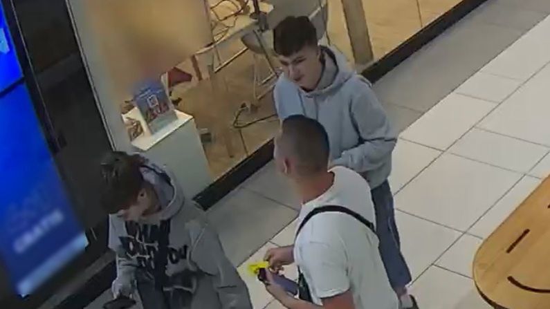 Policja próbuje ustalić tożsamość tych mężczyzn.