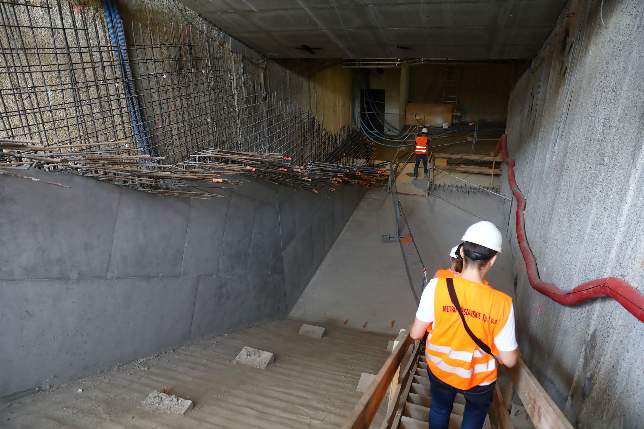 Warszawa, 06.07.2021. Oprowadzanie dla mediów po powstającej stacji C21 �Bródno�, 6 bm. w Warszawie. Pierwszy odcinek torowiska pomiędzy stacjami Bródno i Kondratowicza jest prawie gotowy, trwa zbrojenie torowisk w tunelach. 
Na stacjach trwają prace wykończeniowe.  (kf) PAP/Rafał Guz