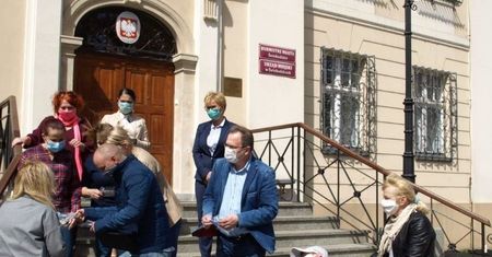 Dolny Śląsk. W Świebodzicach za darmo rozdawali maseczki. Teraz grozi im wysoka kara