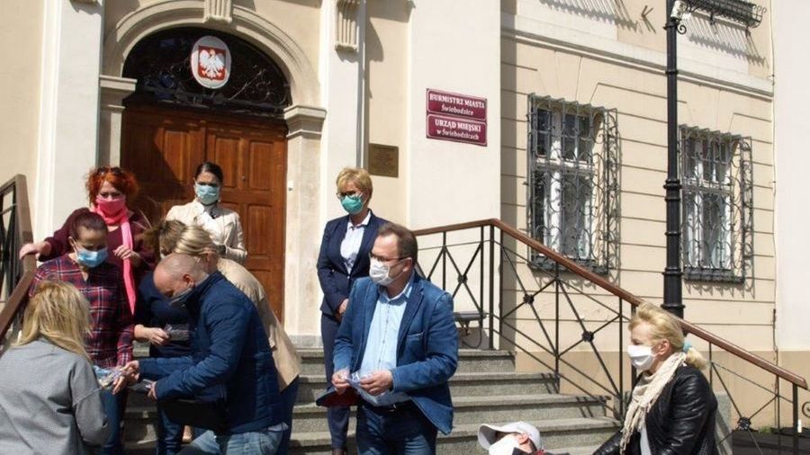 Dolny Śląsk. W Świebodzicach za darmo rozdawali maseczki. Teraz grozi im wysoka kara