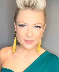 Narożna znowu kusi. Sukienka sporo odsłania