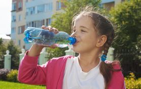 "Pytanie mamy". Jak wyrobić u dziecka nawyk picia wody? Ekspertka zdradza prosty trik
