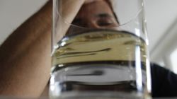 Neurolog ostrzega. W tym wieku bezwzględnie zrezygnuj z alkoholu