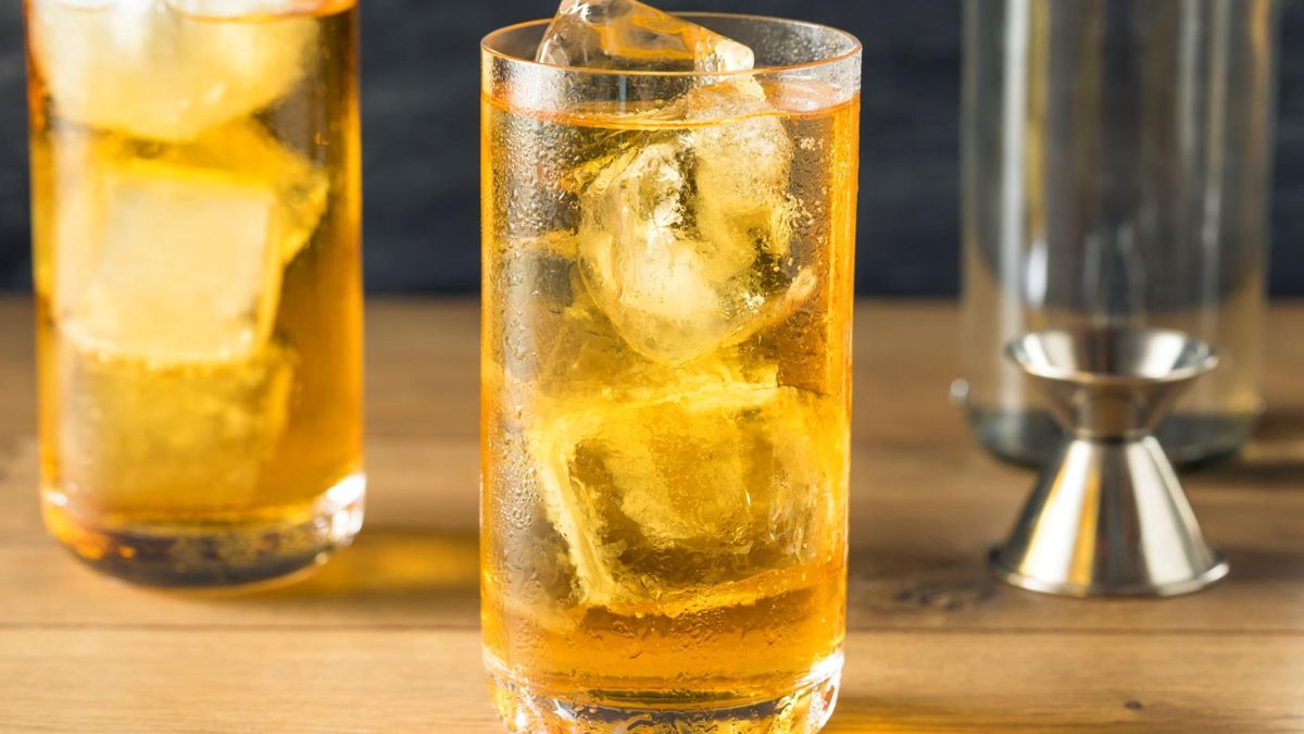 Wysokie dawki kofeiny w połączeniu z alkoholem zwiększają ryzyko odwodnienia i zaburzeń pracy serca.