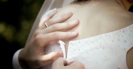 Sprawdzili, czy jest dziewicą. Teściowa zjawiła się w pokoju pierwsza