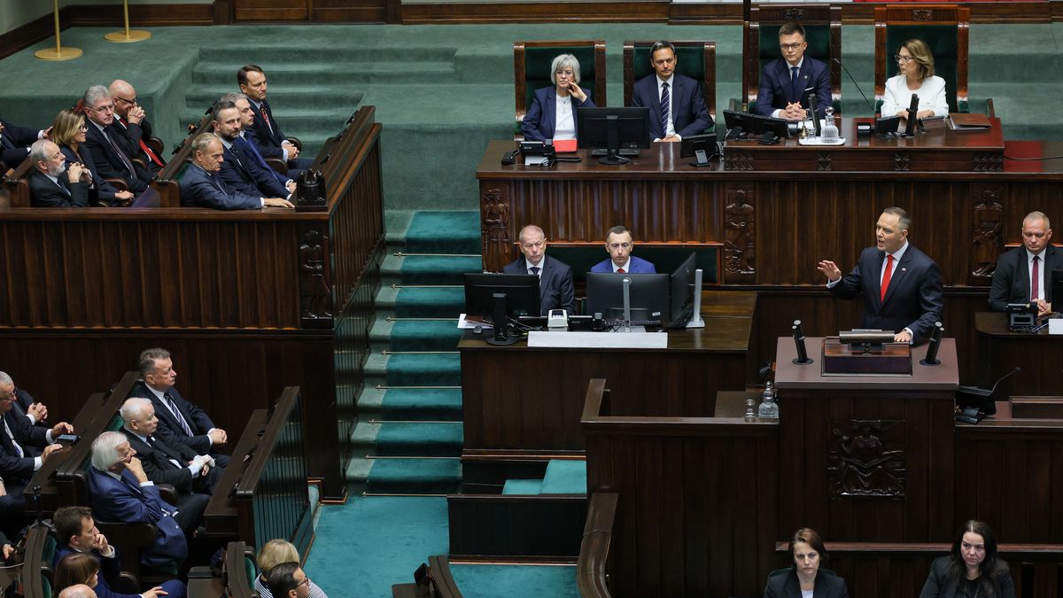 Warszawa, 06.08.2025. Uroczystość zaprzysiężenia Prezydenta RP Karola Nawrockiego przed Zgromadzeniem Narodowym. Prezydent RP Karol Nawrocki (2P) przemawia na sali posiedzień Sejmu w Warszawie, 6 bm. Karol Nawrocki, dotychczasowy prezes IPN, został zaprzysiężony na Prezydenta Rzeczypospolitej Polskiej. Podczas Zgromadzenia Narodowego następca Andrzeja Dudy złożył przysięgę prezydencką, po której formalnie objął urząd głowy państwa. (mr) PAP/Paweł Supernak
