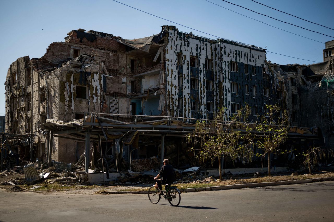 Ukrainian forces brace for possible retreat from Pokrovsk