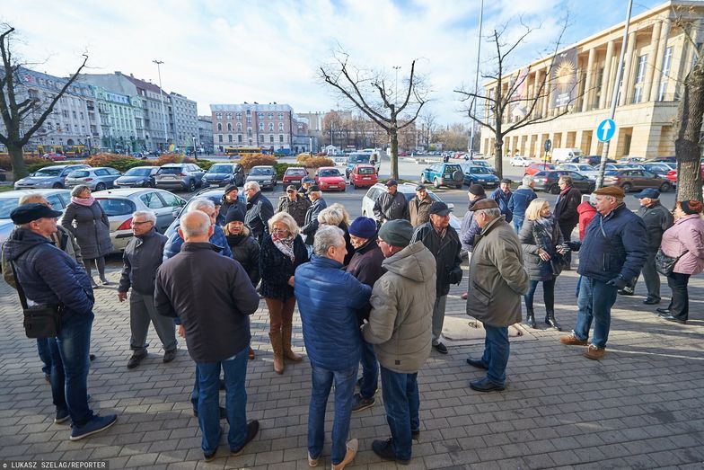 Protest byłych pracowników służb mundurowych przed Sądem Okręgowym w Łodzi.