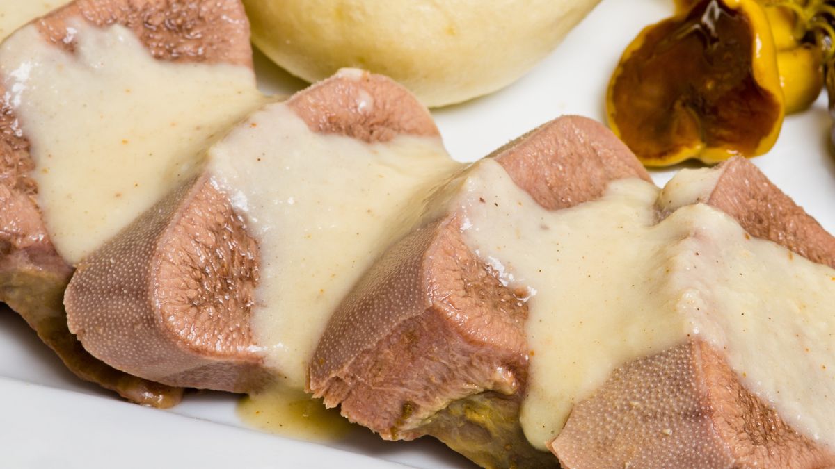 Gotowane ozorki wieprzowe z sosem chrzanowym