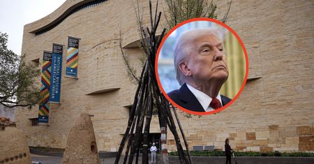 "Prawda" wprowadzona dekretem. Trump bierze się za muzea i pomniki