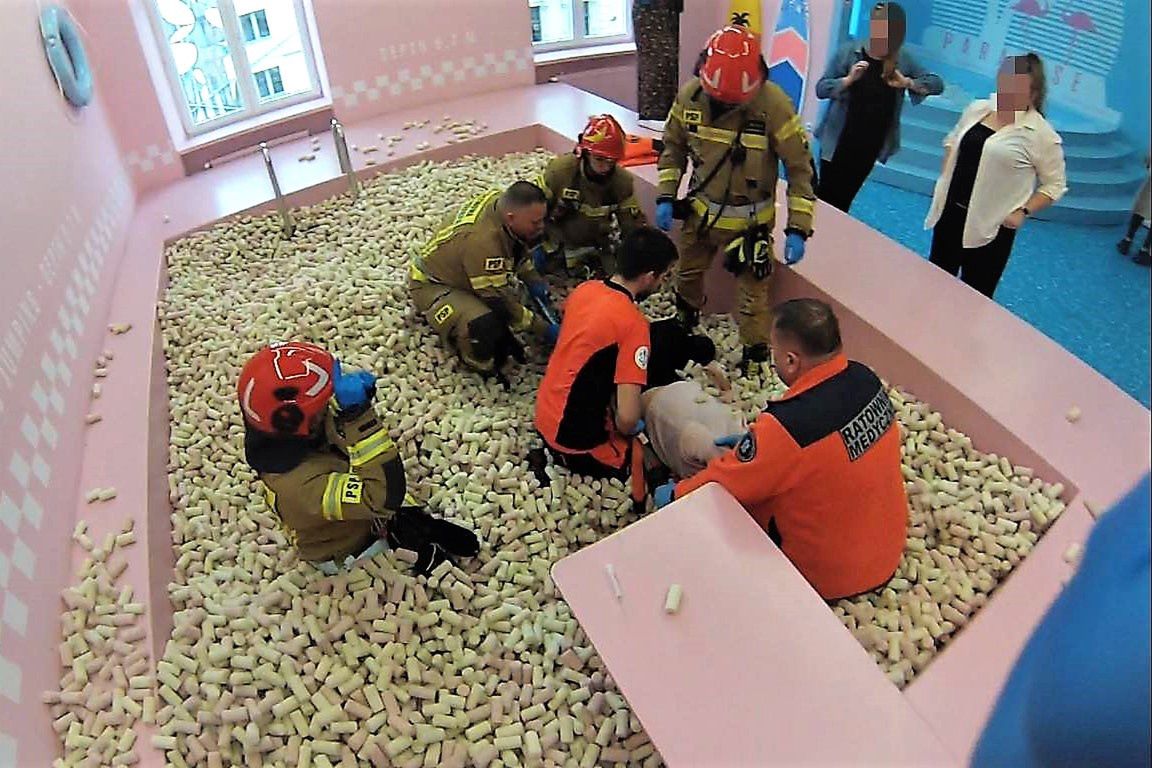 Akcja strażaków i ratowników medycznych w basenie piankowym