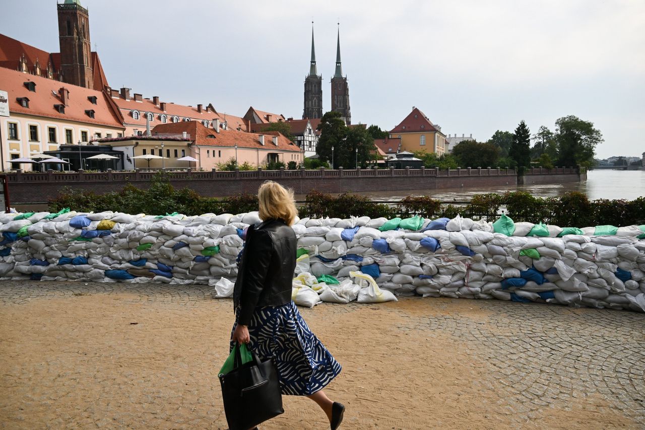 Fala powodziowa przechodzi przez Wrocławi