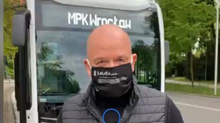 Prezydent Wrocławia Jacek Sutryk na tle testowanego autobusu eCitaro.