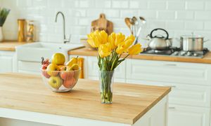 Blat drewniany w kuchni. Piękny, ale czy praktyczny? Sprawdzamy