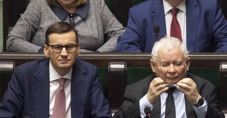 Rząd "jak kania dżdżu potrzebuje sukcesu". Wielkie inwestycje mają pomóc wyjść z defensywy