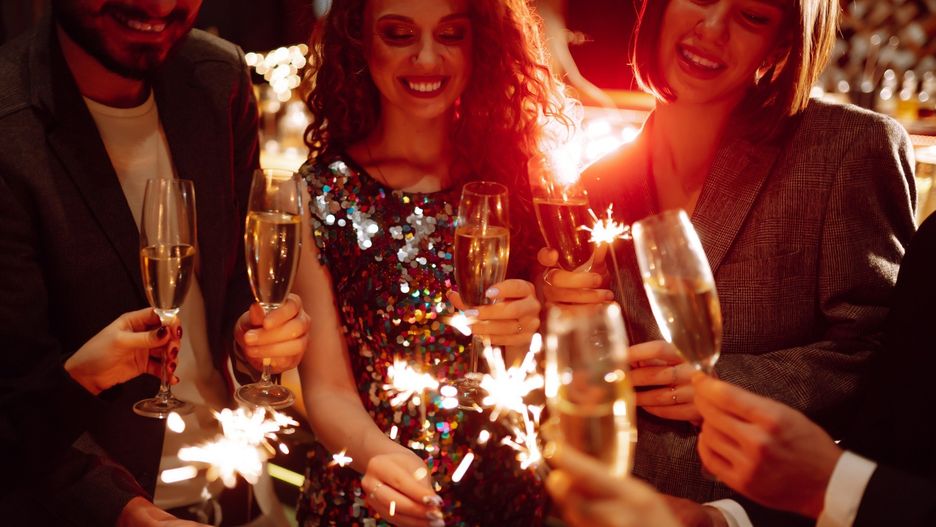 Cekiny, metaliczny błysk - to zdecydowanie trendy sylwestrowe.