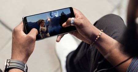 Galaxy A8 w przedsprzedaży - wysoka cena i skromny, ale praktyczny bonus