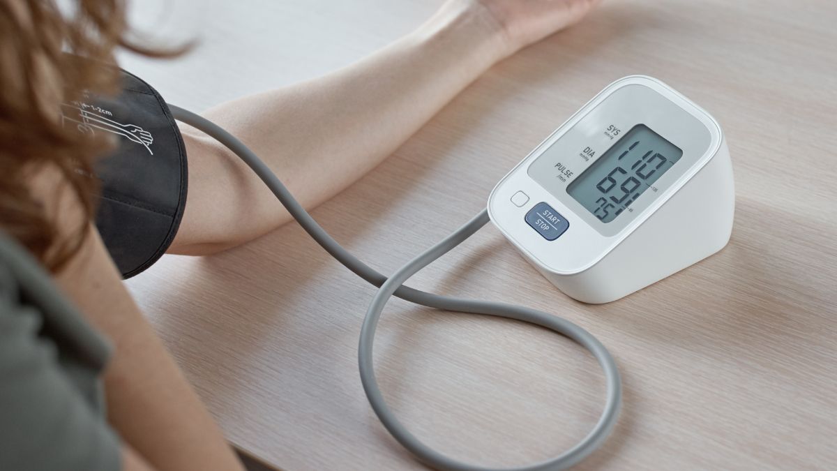 Mierzenie ciśnienia krwi.