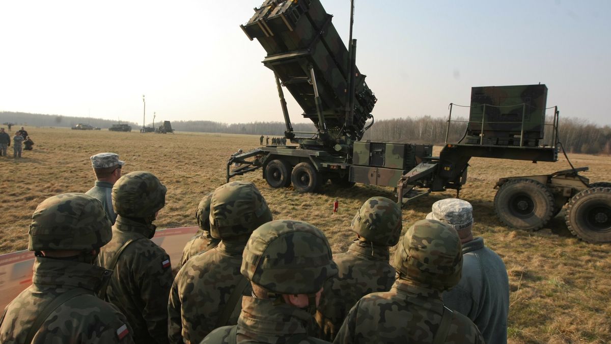 Ameryka?skie "Patrioty" w Sochaczewie
21.03.2015 Sochaczew 3 Warszawa Brygada Rakietowa Amerykanskie rakiety PATRIOT Fot. Michal Dyjuk/REPORTER
Dyjuk/REPORTER