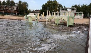 Mietków. Bardzo wysoki poziom wody w zalewie. Zniszczona plaża i strefa wypoczynku