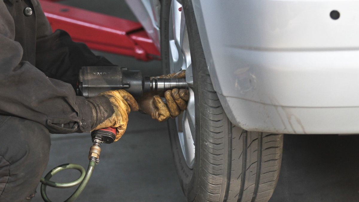 Zdecydowana większość polskich kierowców decyduje się na sezonową wymianę opon