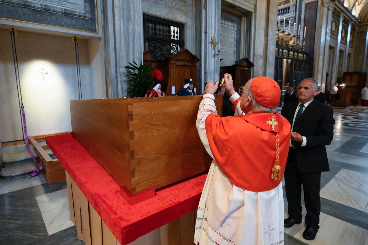 Tego nie pokazali w telewizji. Tak złożyli Franciszka w grobie