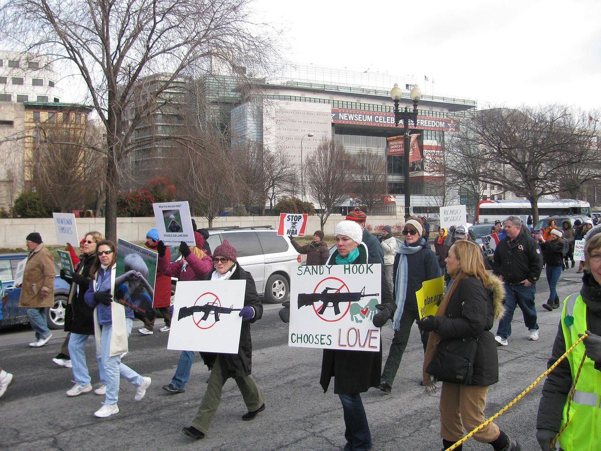 Marsz na Waszyngton, zorganizowany po strzelaninie w szkole Sandy Hook. Amerykanie domagali się wprowadzenia ograniczeń w dostępności do broni (Wikimedia Commons) 